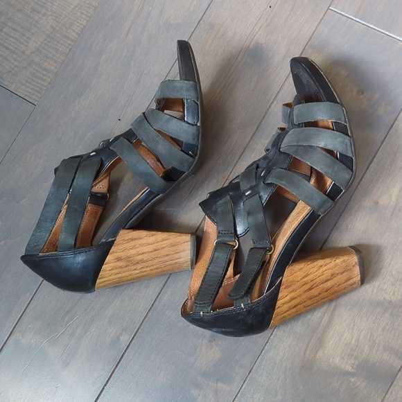 Clark's Size 6.5 Black Leather Sandals - Picture 2 of 11